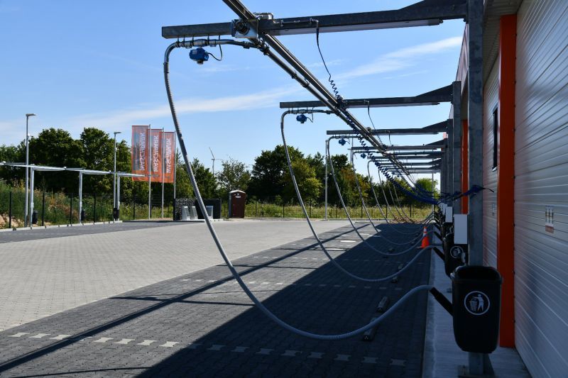 Überdachte Reinigungsplätze mit Schlaucharmen und Saugern.