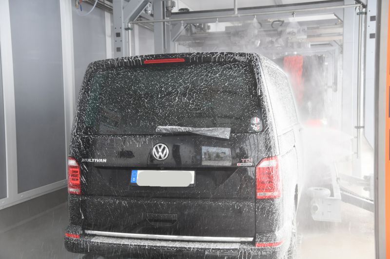 Ein Fahrzeug bei der Reinigung in der Waschstraße.